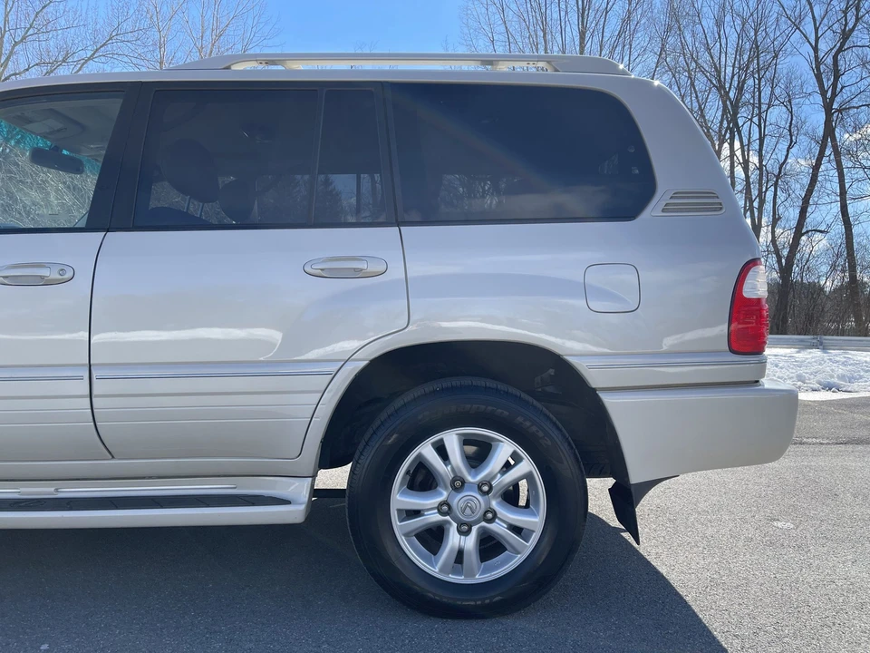 2005 Lexus LX 2nd Gen - Image 29 of 31
