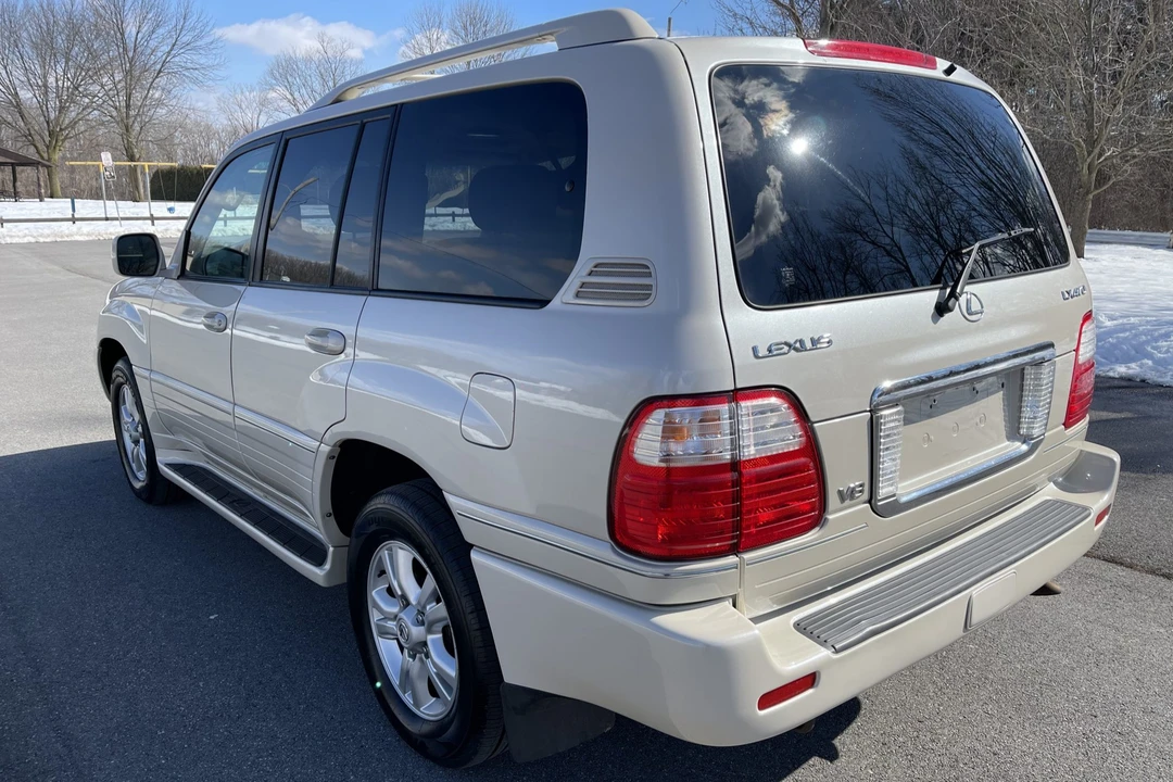 2005 Lexus LX 2nd Gen - Image 17 of 31
