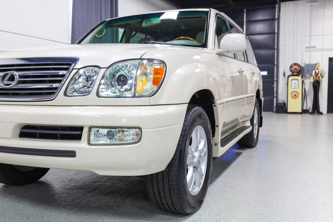 2005 Lexus LX 2nd Gen - Image 21 of 31