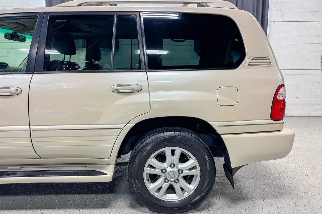 2005 Lexus LX 2nd Gen - Image 23 of 31