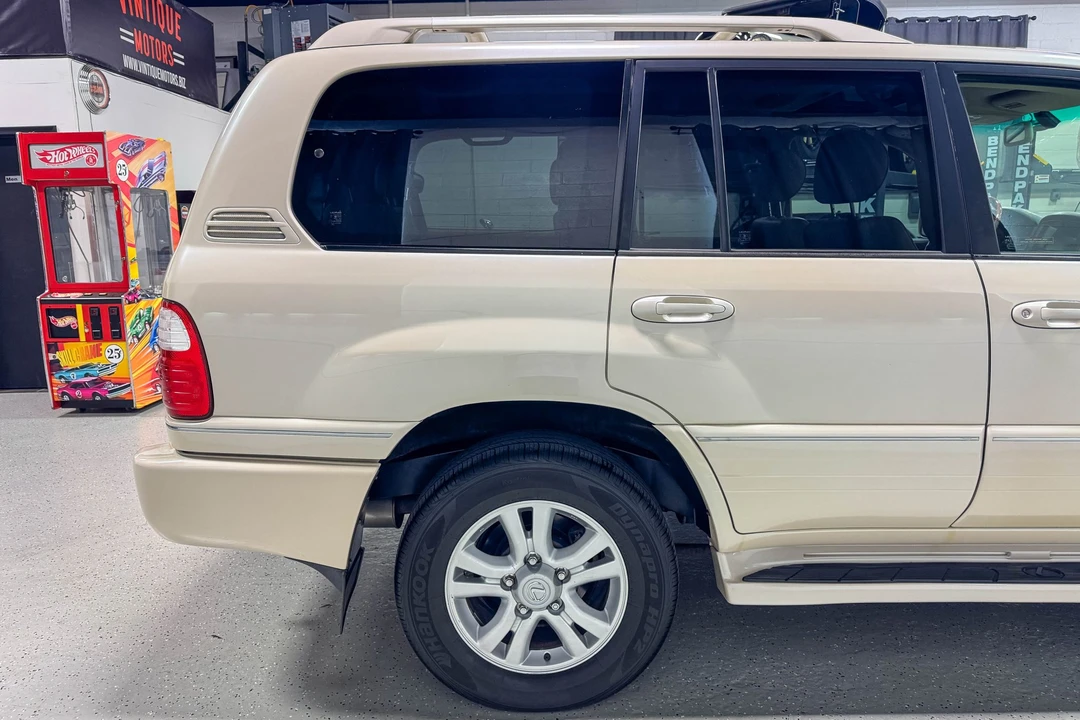 2005 Lexus LX 2nd Gen - Image 26 of 31