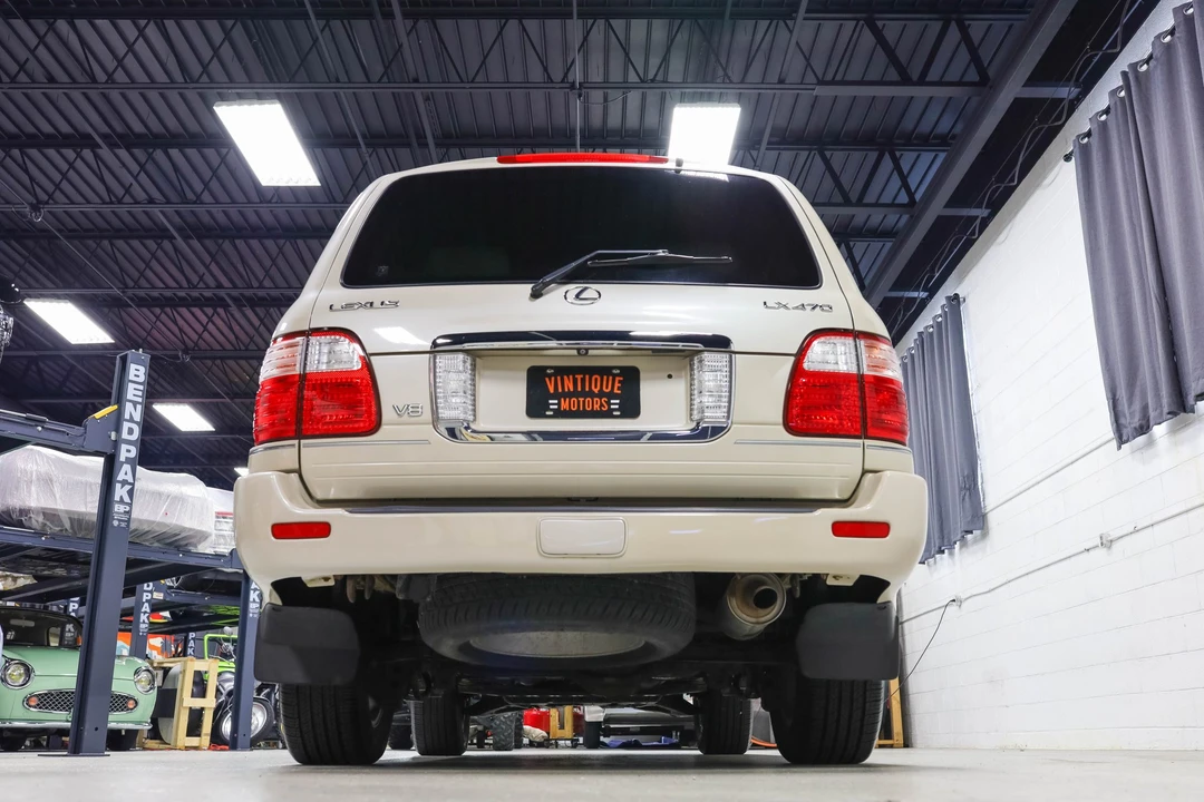 2005 Lexus LX 2nd Gen - Image 16 of 31