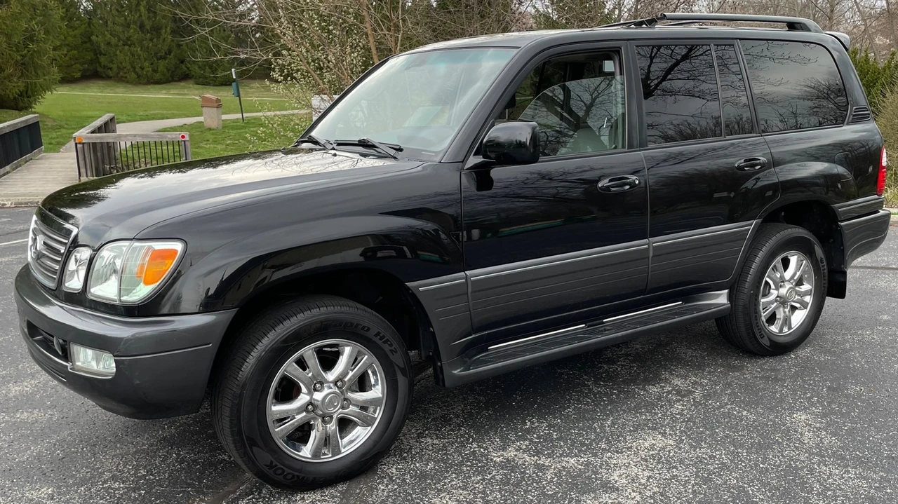 2005 Lexus LX 2nd Gen - Image 4 of 31
