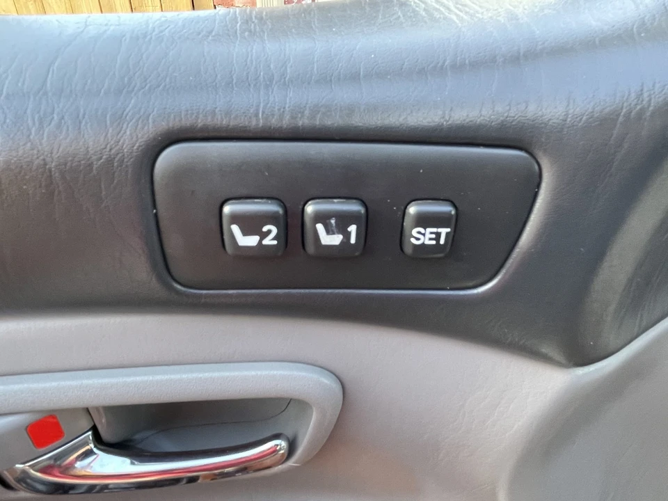 2005 Lexus LX 2nd Gen - Image 28 of 31