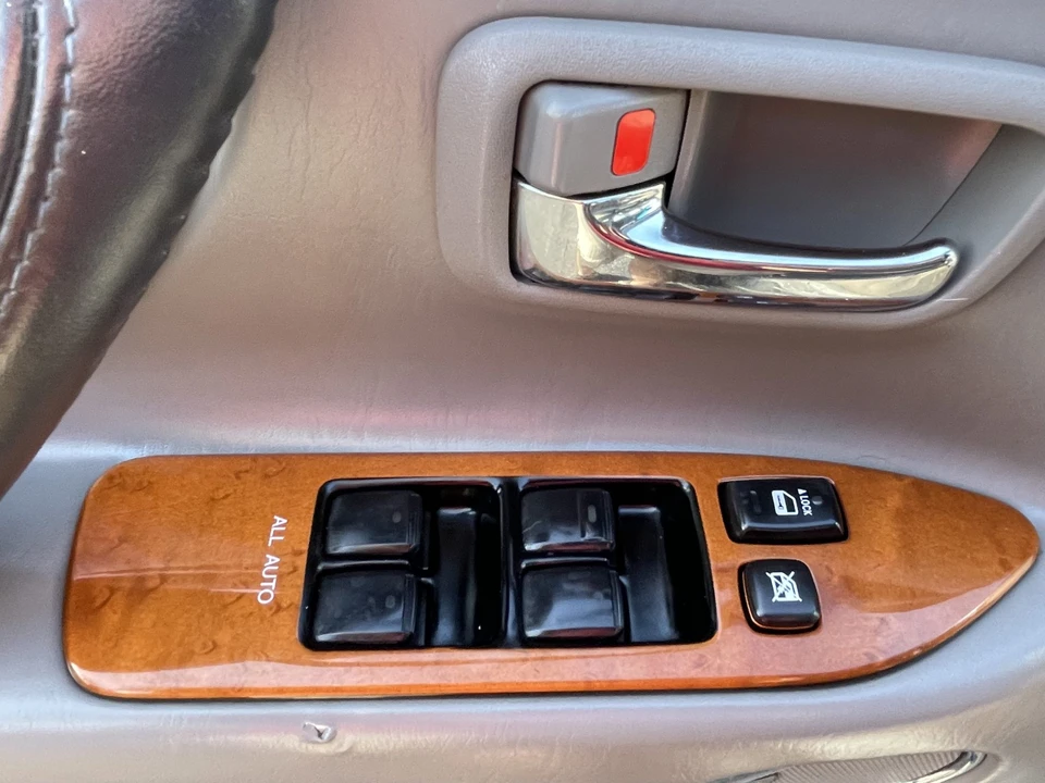 2005 Lexus LX 2nd Gen - Image 29 of 31