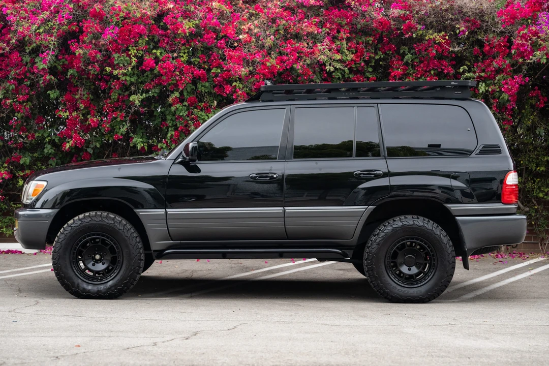 2005 Lexus LX 2nd Gen - Image 10 of 31