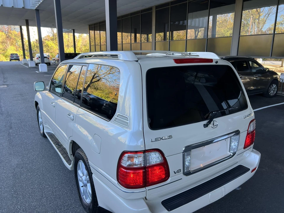 2005 Lexus LX 2nd Gen - Image 26 of 31