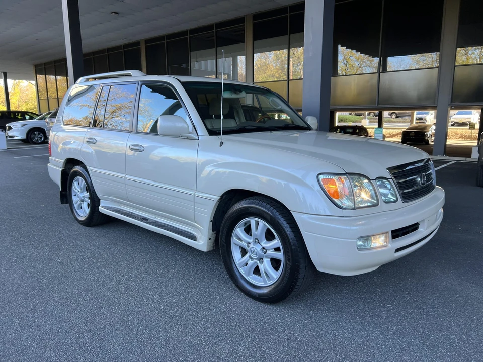 2005 Lexus LX 2nd Gen - Image 19 of 31
