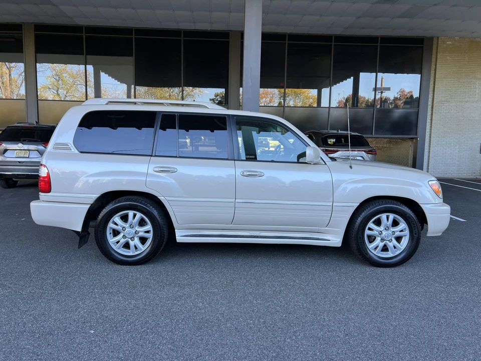 2005 Lexus LX 2nd Gen - Image 22 of 31