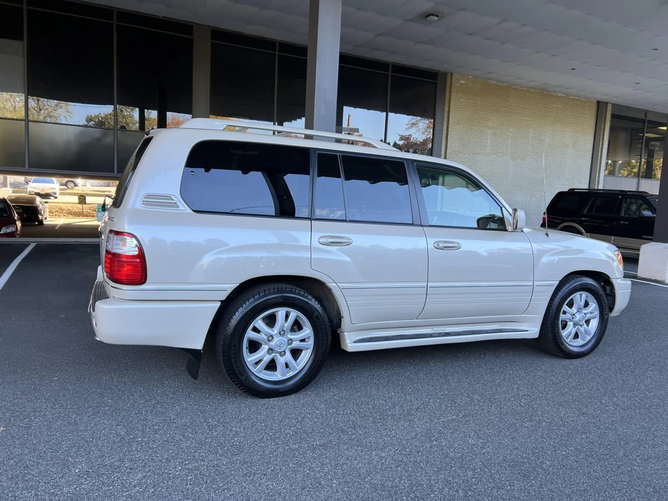 2005 Lexus LX 2nd Gen - Image 23 of 31