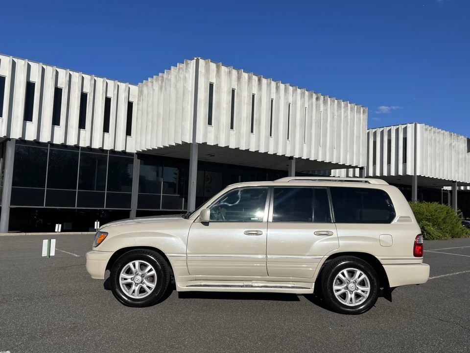 2005 Lexus LX 2nd Gen - Image 12 of 31