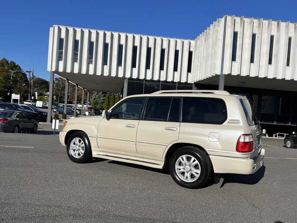 2005 Lexus LX 2nd Gen - Image 11 of 31