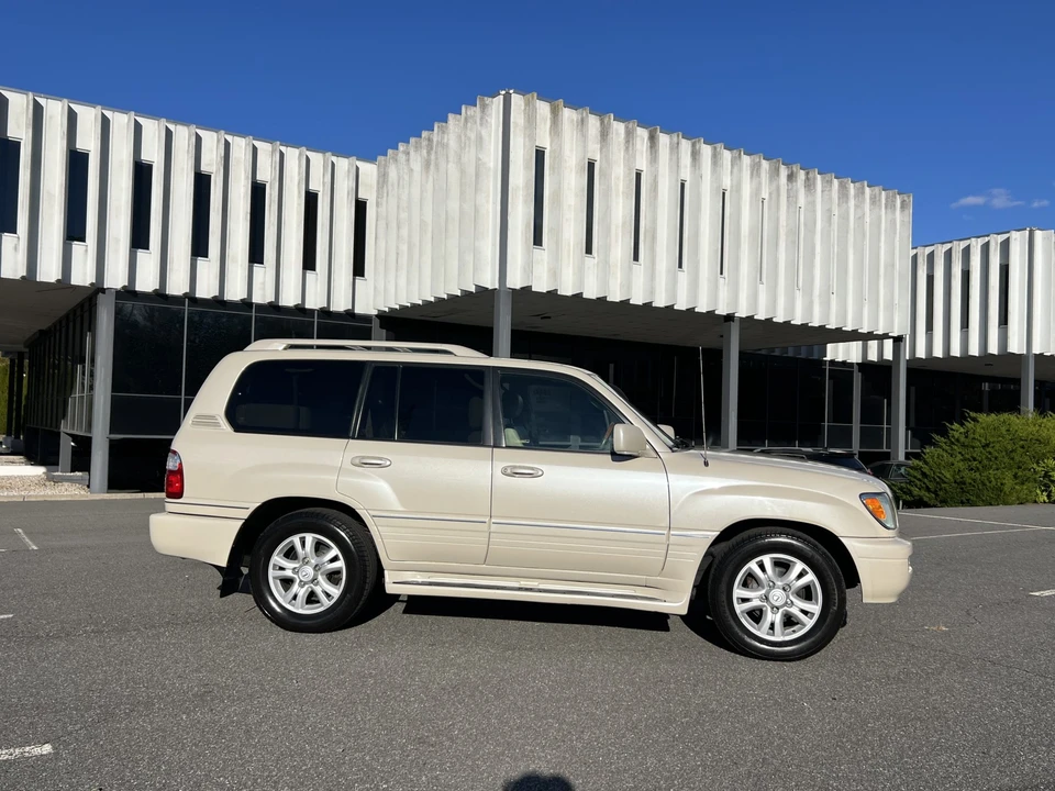 2005 Lexus LX 2nd Gen - Image 5 of 31