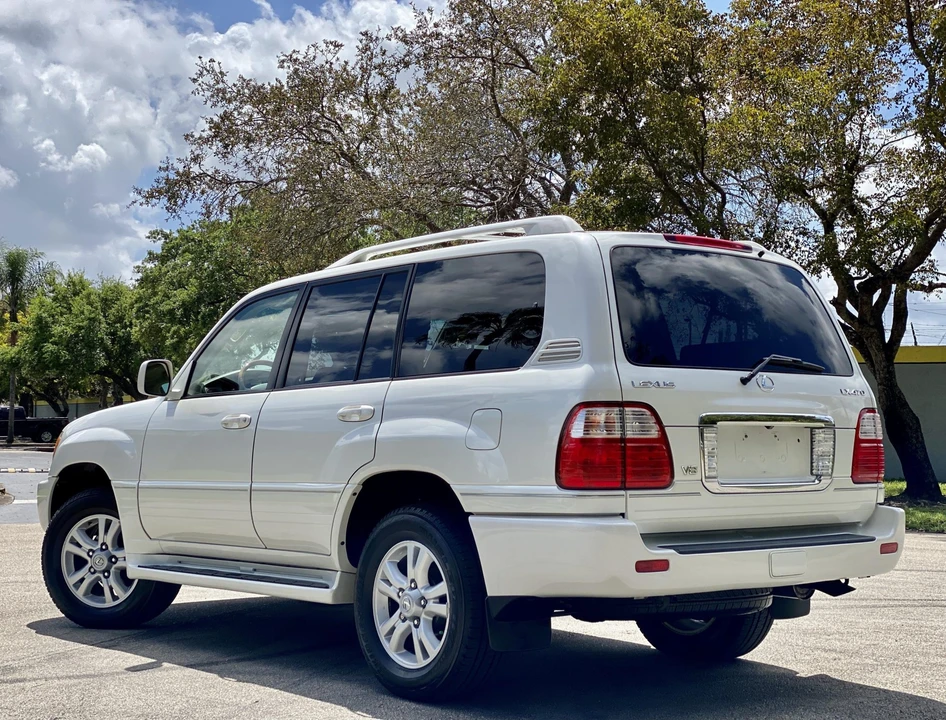 2005 Lexus LX 2nd Gen - Image 16 of 31