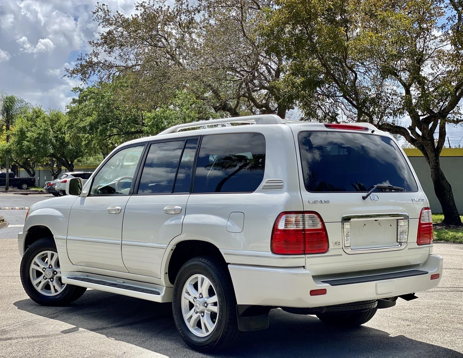 2005 Lexus LX 2nd Gen - Image 17 of 31