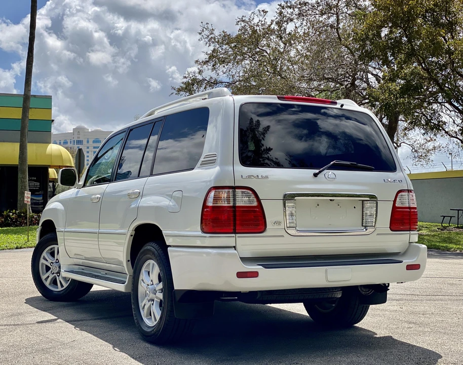 2005 Lexus LX 2nd Gen - Image 18 of 31