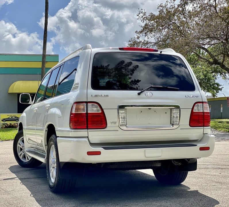 2005 Lexus LX 2nd Gen - Image 19 of 31