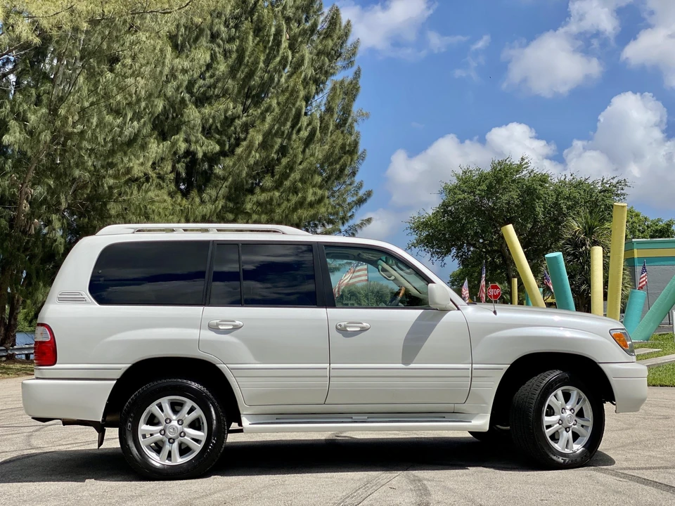 2005 Lexus LX 2nd Gen - Image 25 of 31
