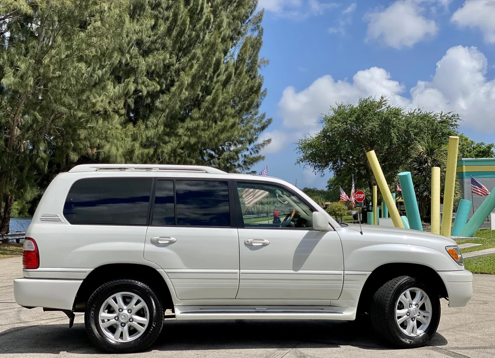 2005 Lexus LX 2nd Gen - Image 26 of 31
