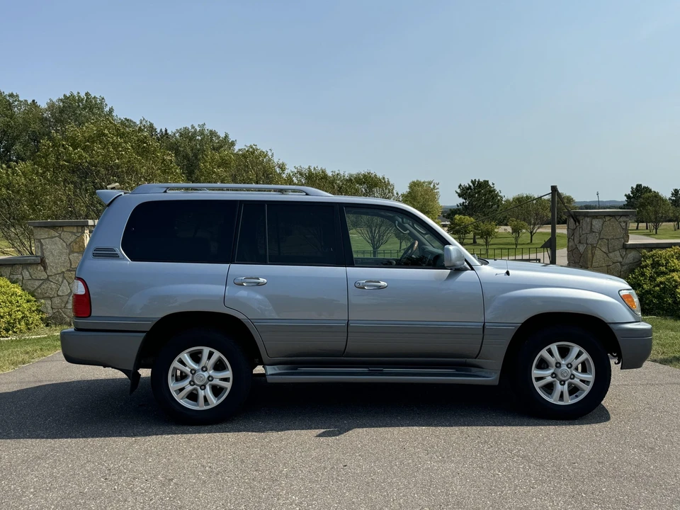 2005 Lexus LX 2nd Gen - Image 27 of 31