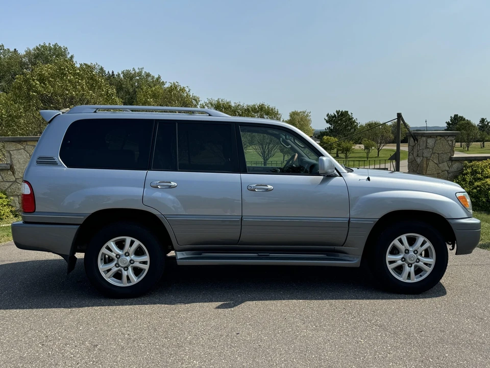 2005 Lexus LX 2nd Gen - Image 28 of 31