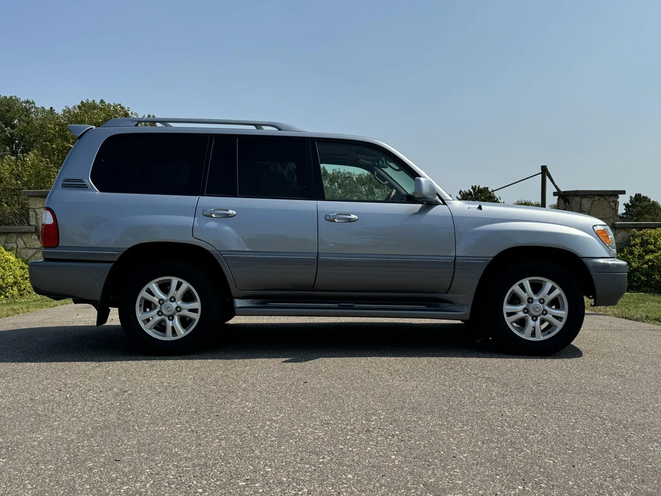 2005 Lexus LX 2nd Gen - Image 26 of 31