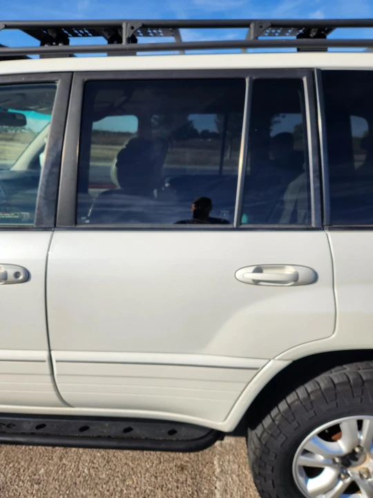 2005 Lexus LX 2nd Gen - Image 25 of 31