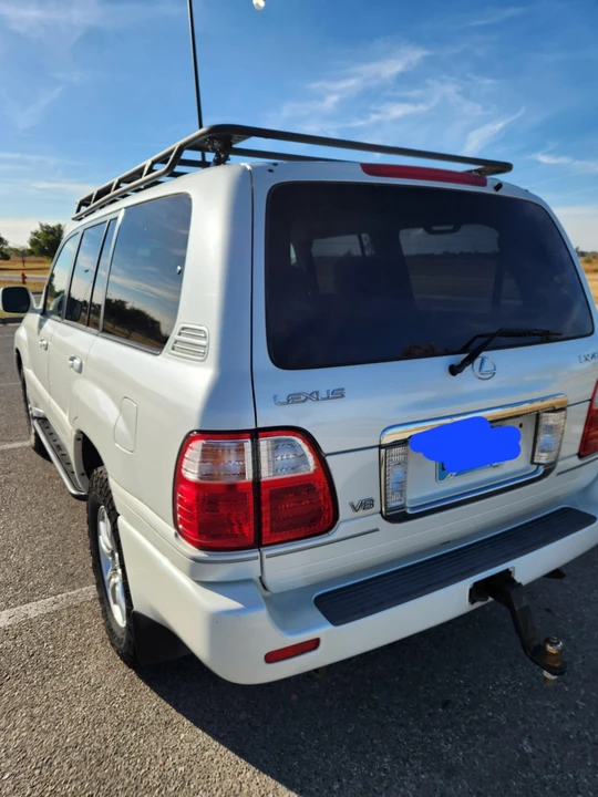 2005 Lexus LX 2nd Gen - Image 15 of 31