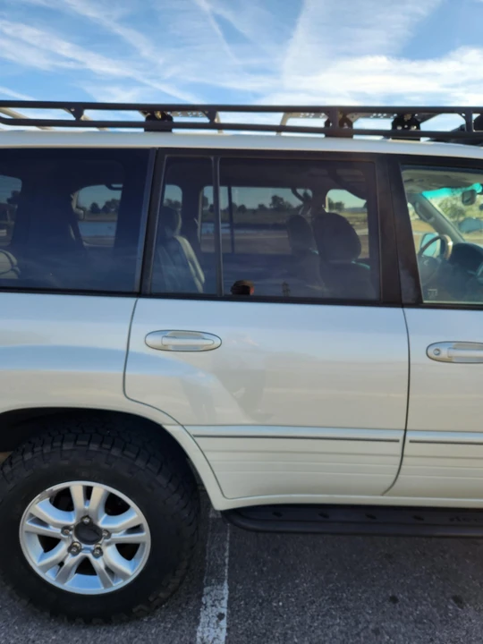 2005 Lexus LX 2nd Gen - Image 19 of 31