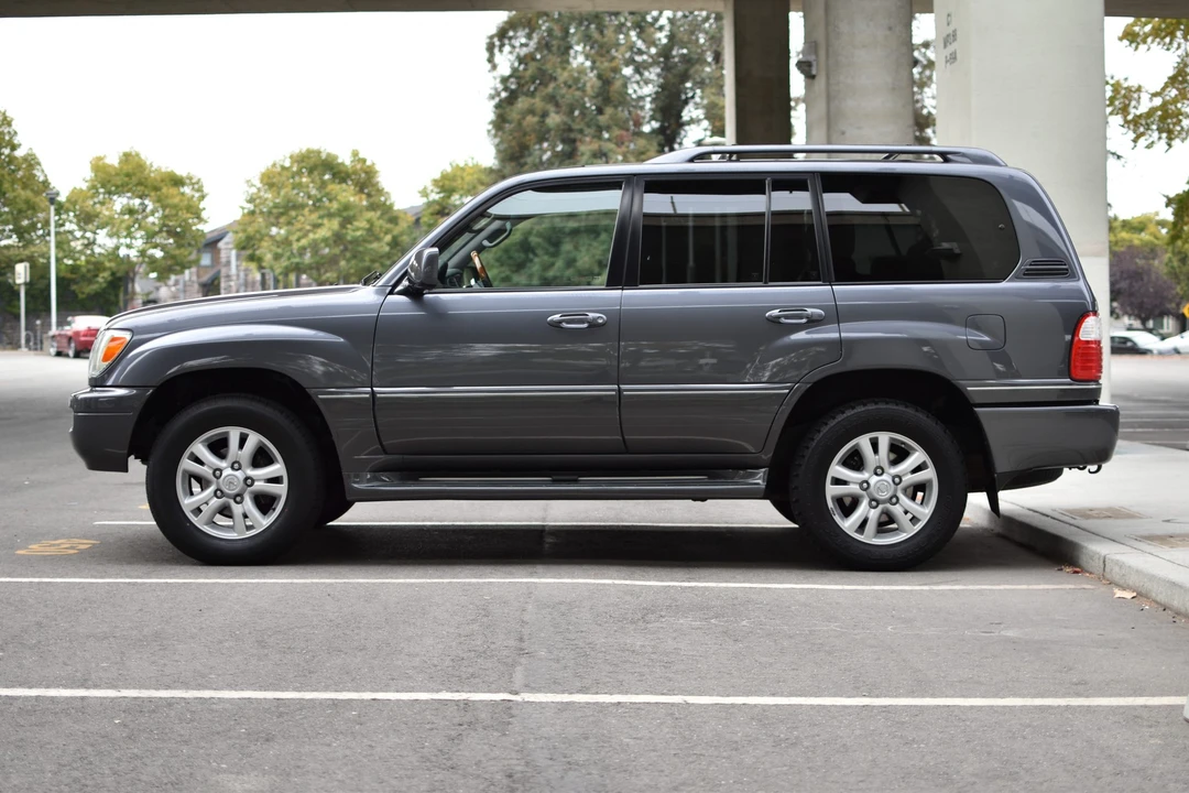 2005 Lexus LX 2nd Gen - Image 3 of 31