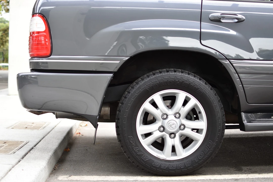 2005 Lexus LX 2nd Gen - Image 24 of 31