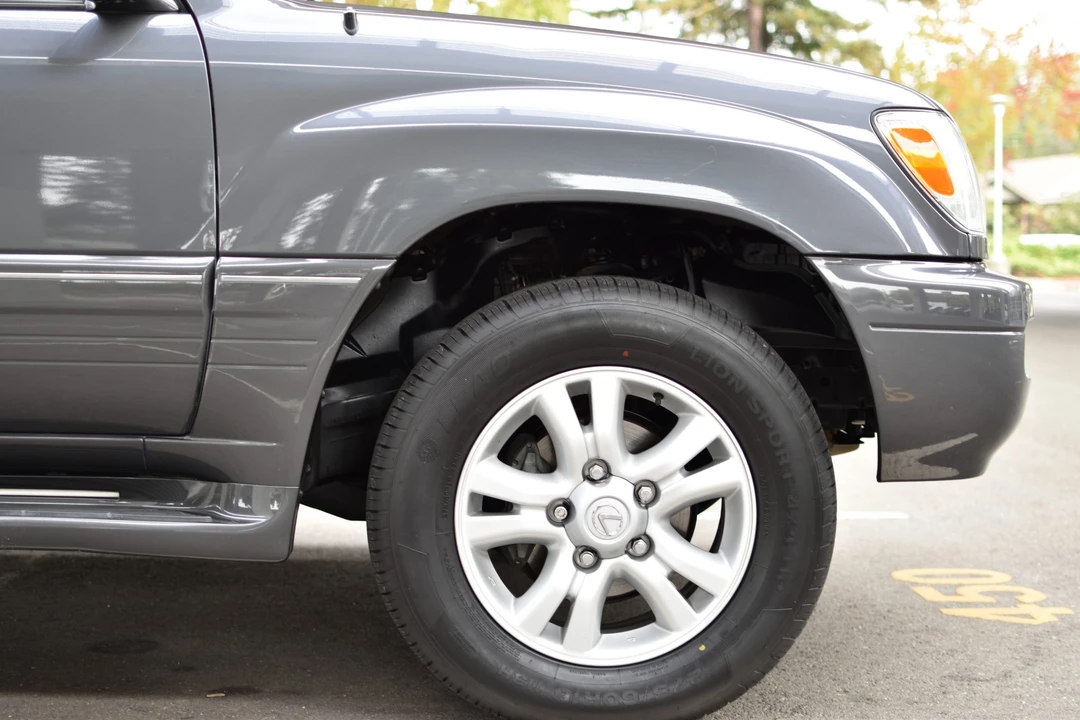2005 Lexus LX 2nd Gen - Image 25 of 31
