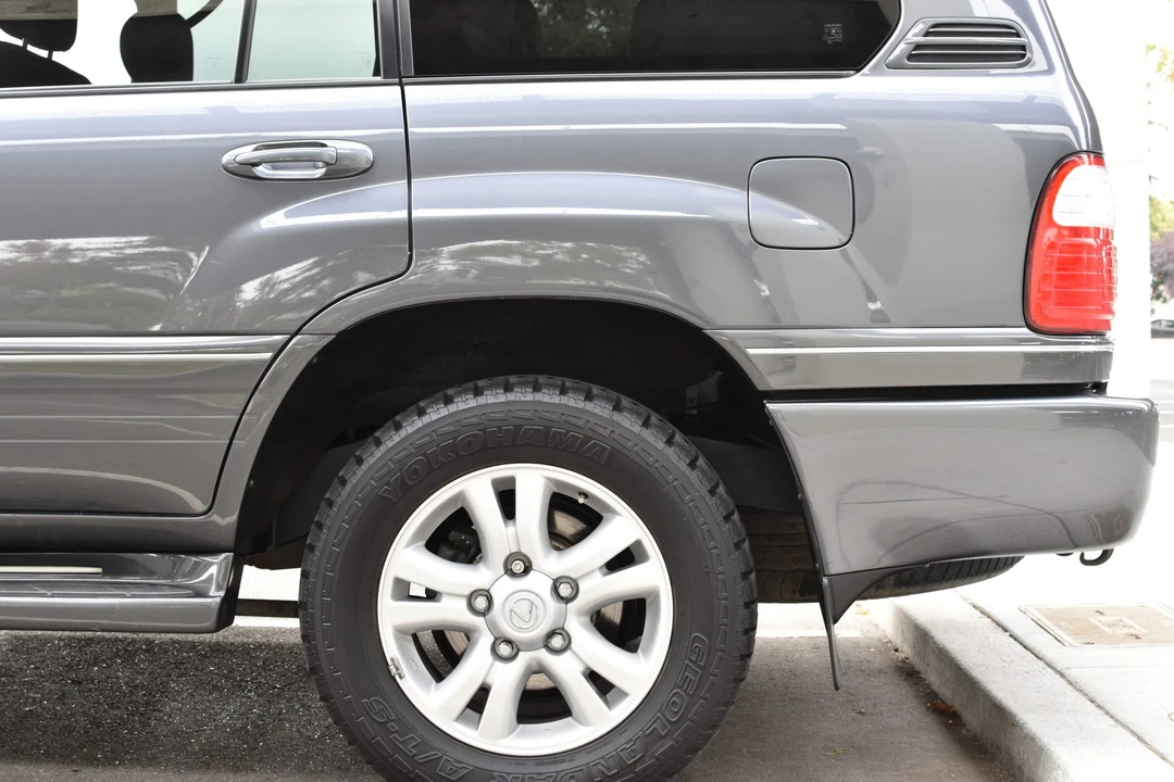 2005 Lexus LX 2nd Gen - Image 23 of 31