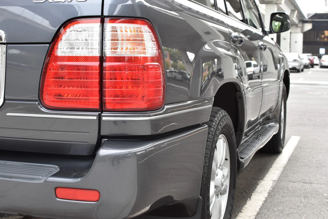2005 Lexus LX 2nd Gen - Image 18 of 31