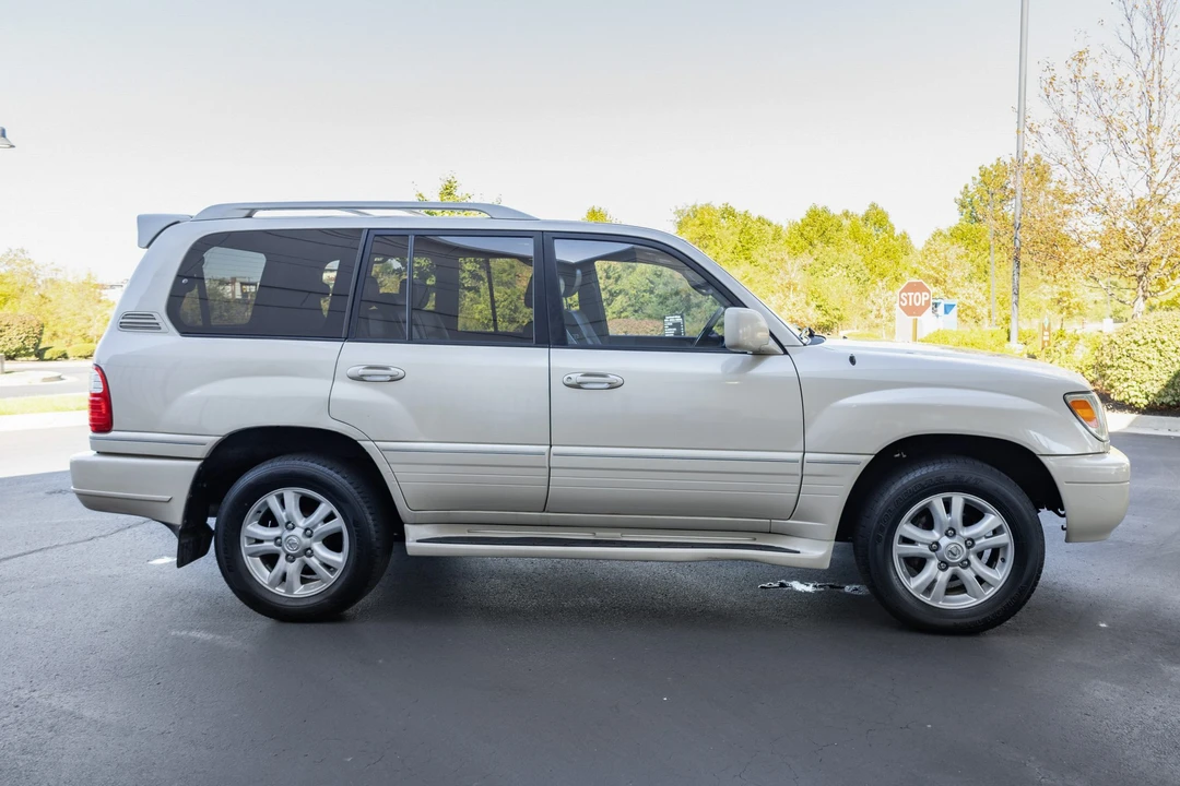 2005 Lexus LX 2nd Gen - Image 9 of 31