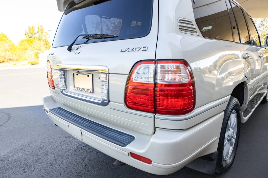 2005 Lexus LX 2nd Gen - Image 23 of 31