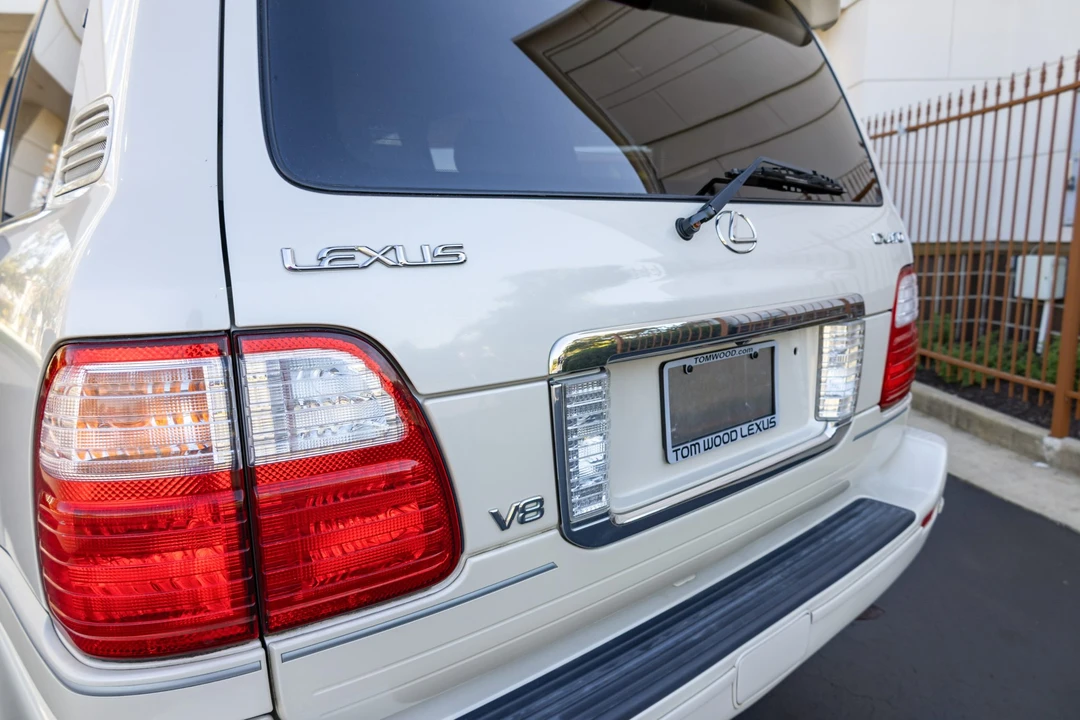 2005 Lexus LX 2nd Gen - Image 28 of 31
