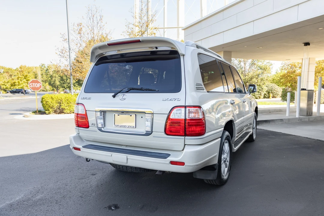 2005 Lexus LX 2nd Gen - Image 10 of 31