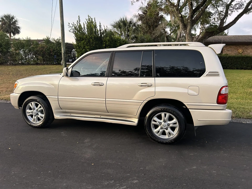 2005 Lexus LX 2nd Gen - Image 17 of 31