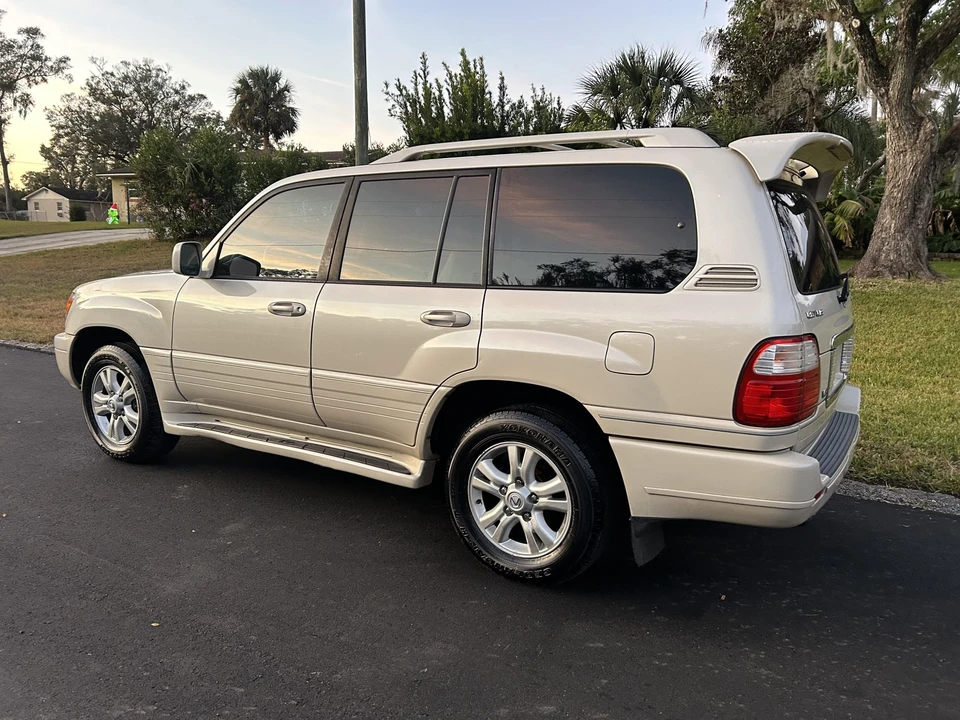 2005 Lexus LX 2nd Gen - Image 19 of 31