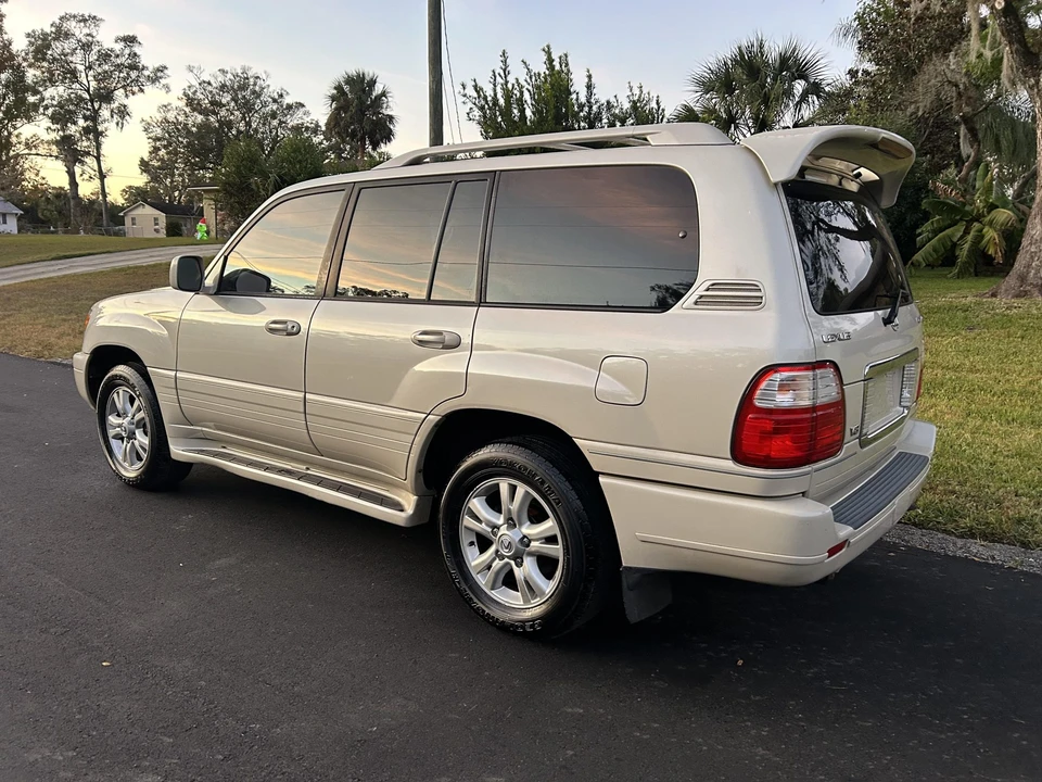 2005 Lexus LX 2nd Gen - Image 21 of 31