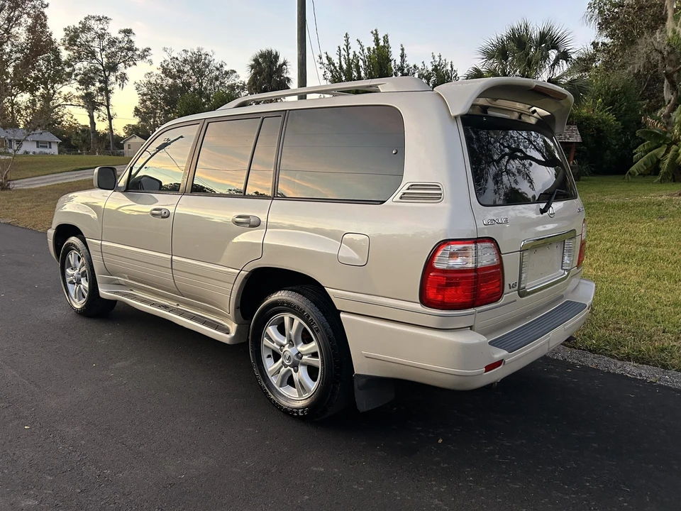 2005 Lexus LX 2nd Gen - Image 21 of 31