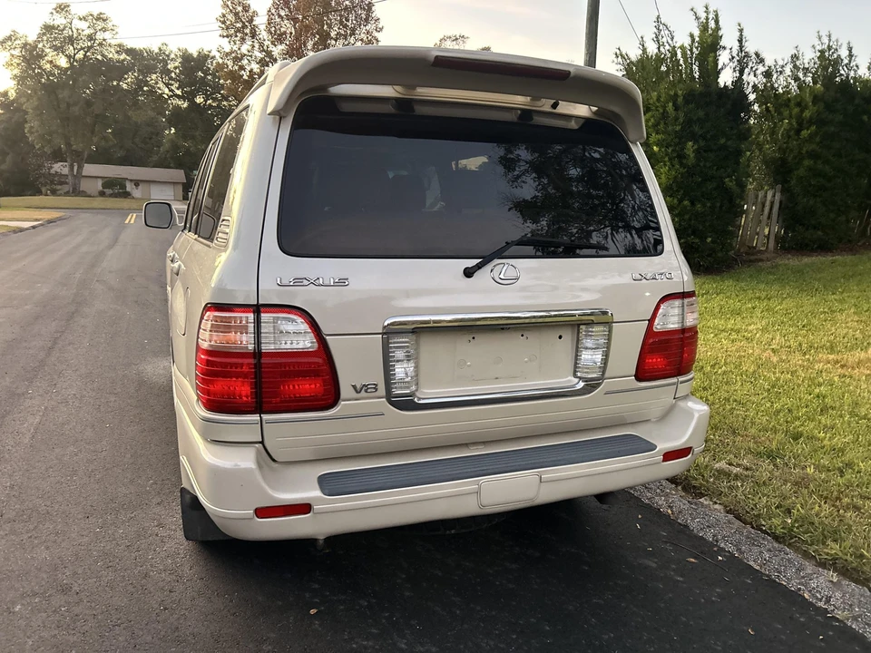 2005 Lexus LX 2nd Gen - Image 27 of 31