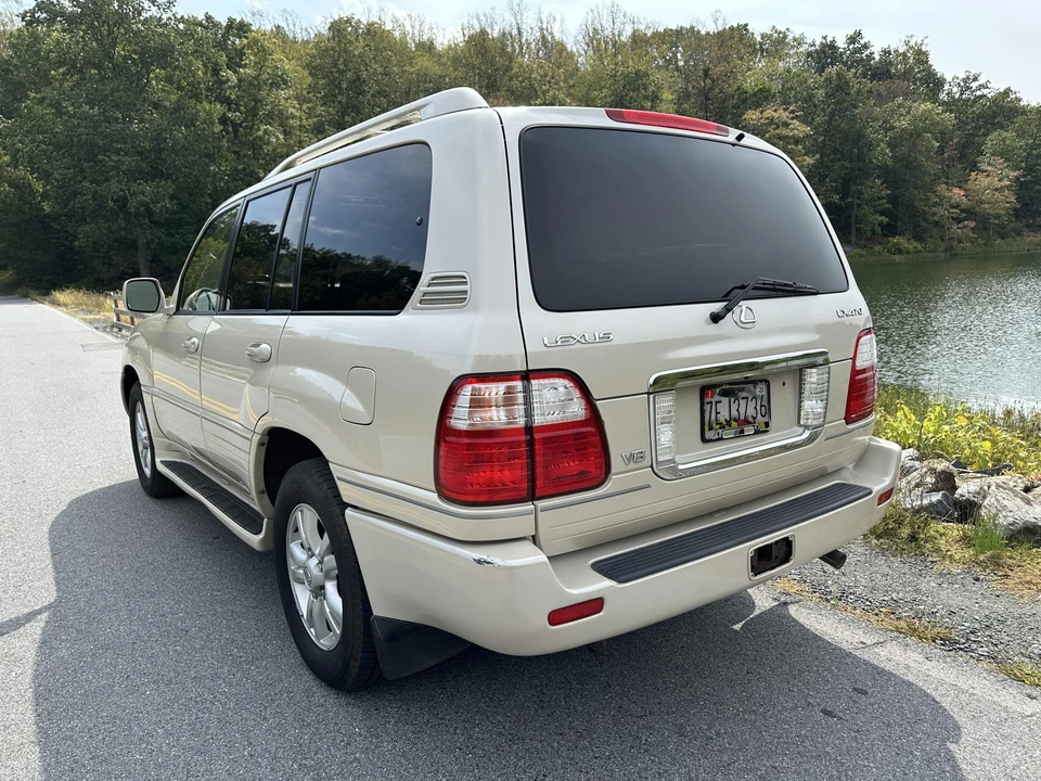 2005 Lexus LX 2nd Gen - Image 10 of 31
