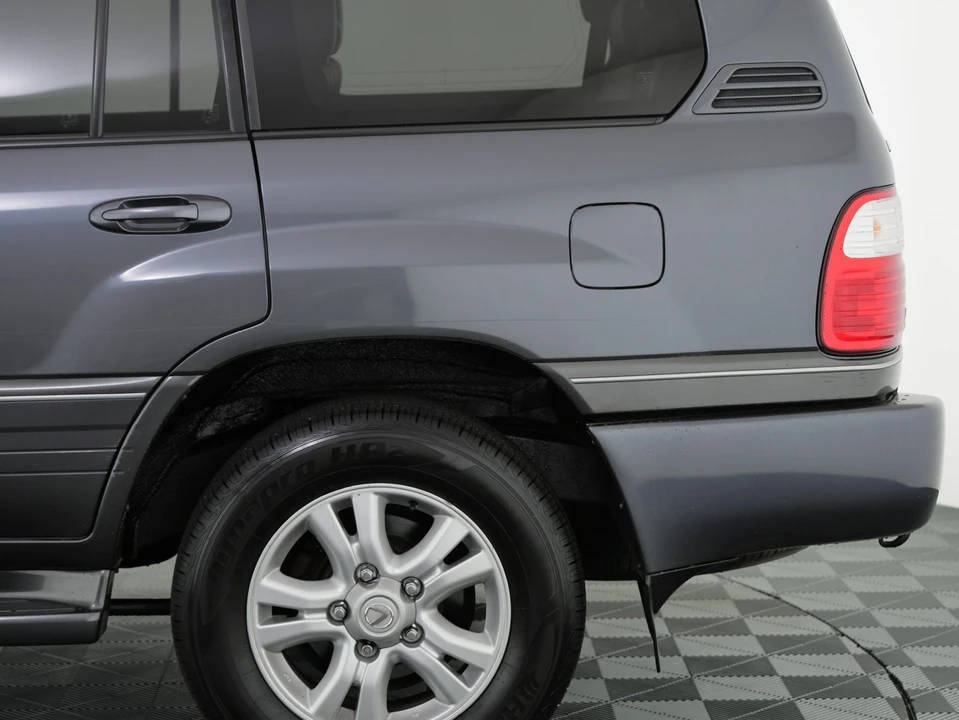 2005 Lexus LX 2nd Gen - Image 23 of 31