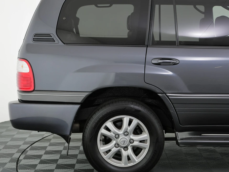 2005 Lexus LX 2nd Gen - Image 26 of 31