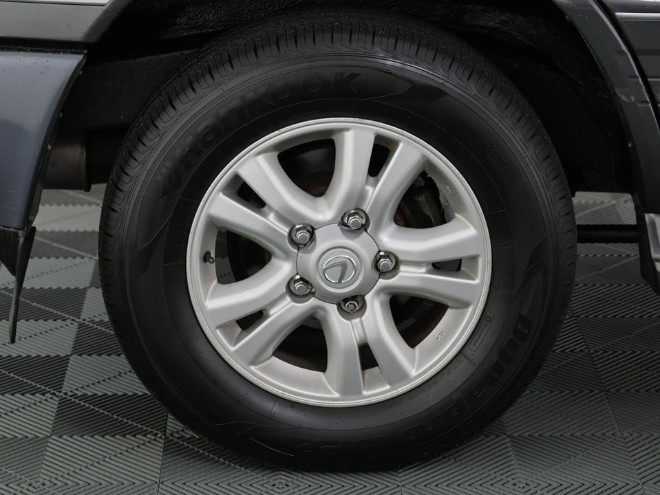 2005 Lexus LX 2nd Gen - Image 30 of 31