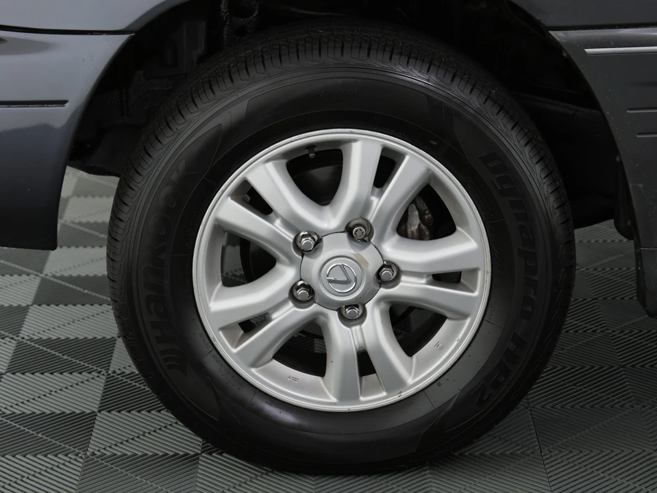 2005 Lexus LX 2nd Gen - Image 28 of 31