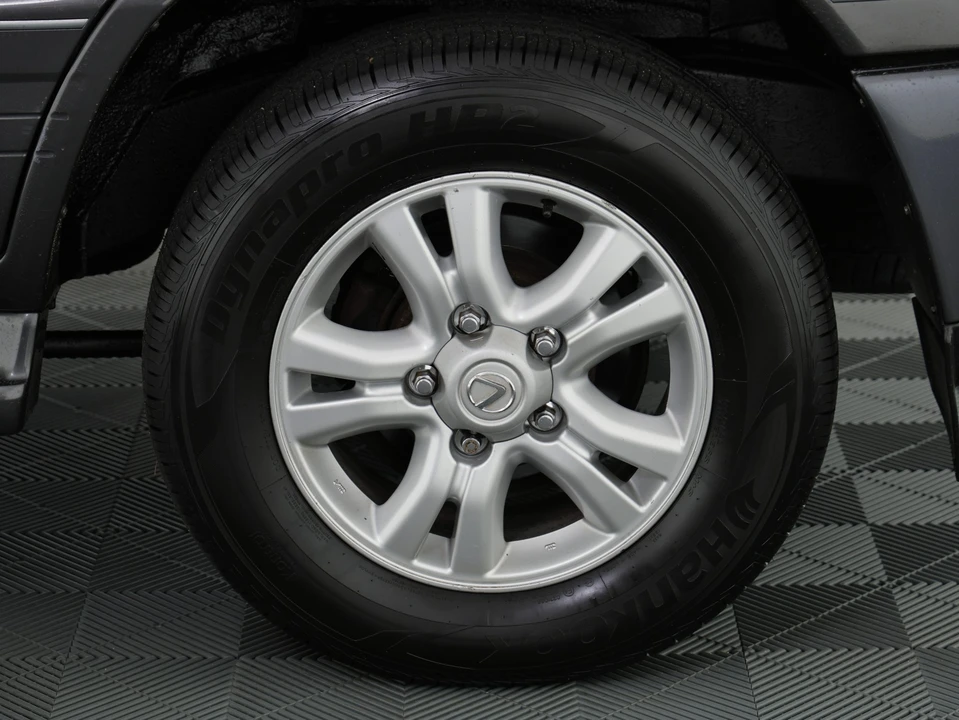 2005 Lexus LX 2nd Gen - Image 29 of 31