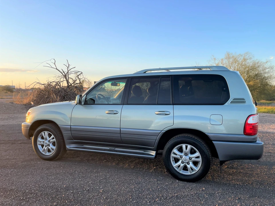 2005 Lexus LX 2nd Gen - Image 23 of 31